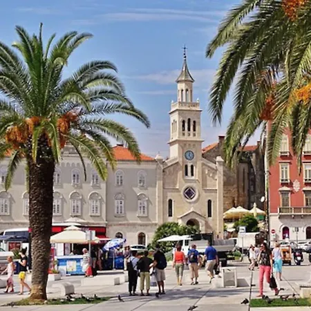 Royal Heritage In Center Split