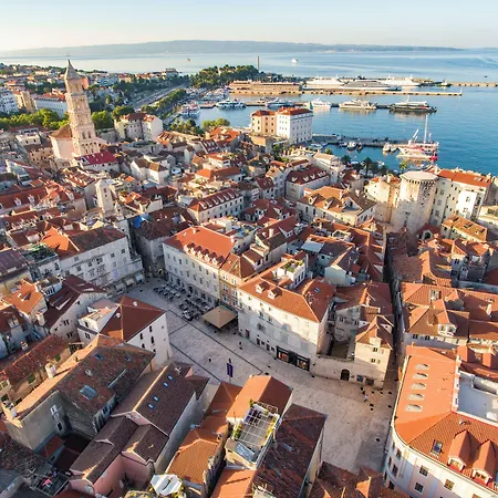 Royal Heritage In Center Split