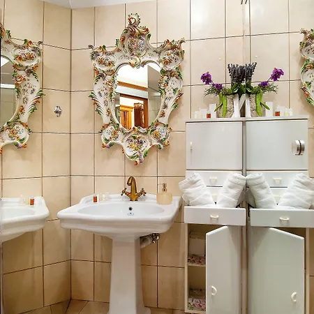 Royal Heritage In Center *